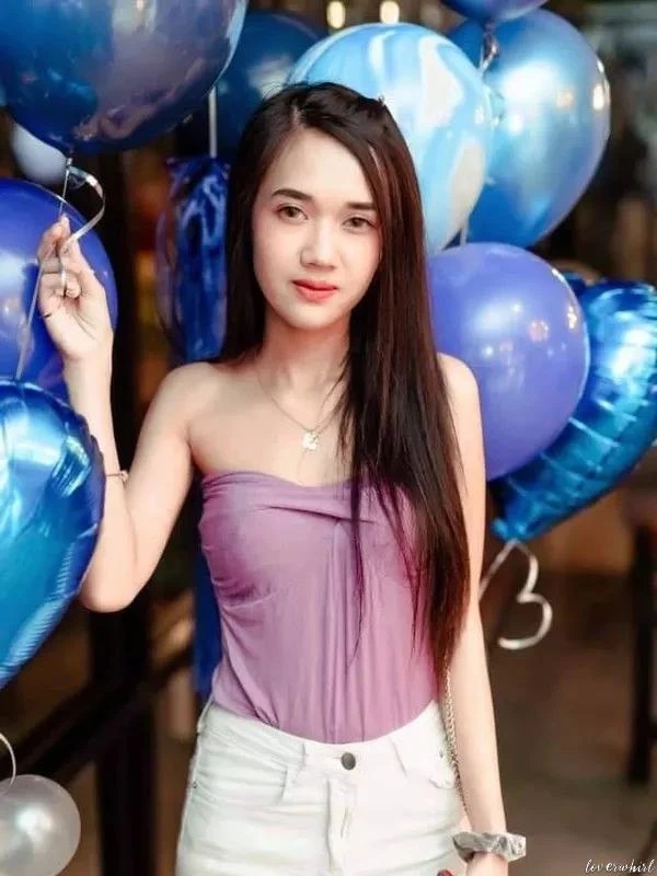 Parichat, 21